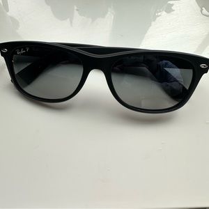 Ray-Ban New Wayfarer RB2132 Black/Silver Flash
Unisex Polarized Sunglasses